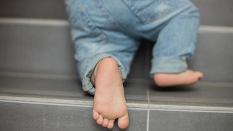 Σοκαριστική υπόθεση στην Ελλάδα-Κοριτσάκι 1 έτους βρέθηκε αναίσθητο στα Πατήσια από ναρκωτικά που κάπνισε ο πατέρας του