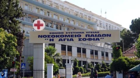 Κάπνιζε μαριχουάνα δίπλα στο κοριτσάκι του ο 27χρονος πατέρας στην Ελλάδα-Κινδύνευσε με ανακοπή το βρέφος