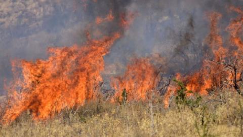 Πυρκαγιά σε ξηρά χόρτα μεταξύ των κοινοτήτων Πυργά και Κλαυδία-Στη μάχη και πτητικά μέσα