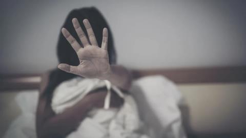 Στη φυλακή ο Γεωργιανός που επιτέθηκε με πιρούνι στην έγκυο σύζυγό του
