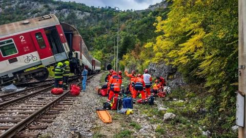Πάνω από εξήντα τραυματίες από την σύγκρουση δύο τρένων στην Σλοβακία (pics)