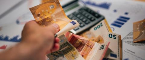 Οικογένειες χάνουν επιδόματα επειδή εντάσσονται στα σχέδια του ΚΟΑΠ-Ζητά απαντήσεις από Κυβέρνηση η Βουλή