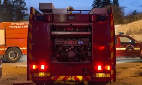 Πυρκαγιά σε εγκαταλελειμμένη οικία στη λεωφόρο Κένεντι-Ζημιές σε δύο οχήματα