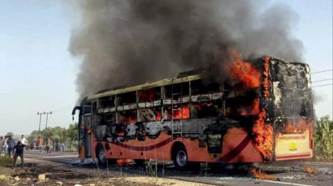 Τραγωδία στην Ινδία-Τουλάχιστον 20 νεκροί μετά από πυρκαγιά σε λεωφορείο