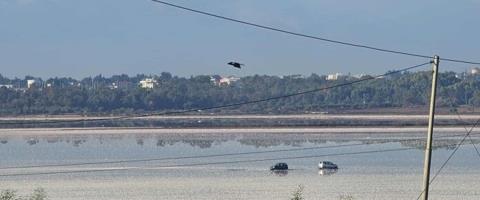 Με μεγάλα μηχανήματα η προσπάθεια για απεγκλωβισμό των δύο οχημάτων που παγιδεύτηκαν στην αλυκή Λάρνακας-Πώς κατέληξαν εκεί