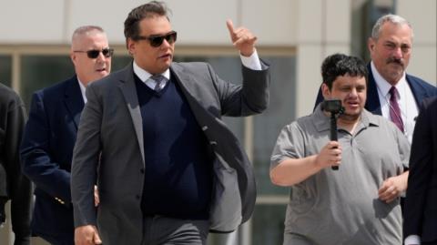 Ο Τραμπ βγάζει από τη φυλακή τον καταδικασμένο για διαφθορά Ρεπουμπλικάνο πρώην βουλευτή Τζορτζ Σάντος