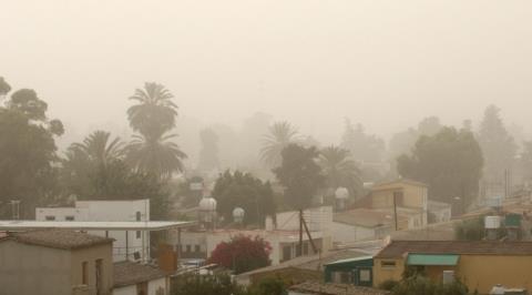 Έρχεται σκόνη από τη Δευτέρα αλλά σταθερά στους 27 βαθμούς η θερμοκρασία