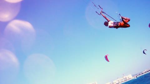 Πήγε για kitesurfer σε θαλάσσια περιοχή στο Μαρώνι, χάθηκε και εντοπίστηκε από το ΚΣΕΔ