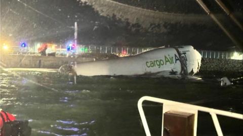 ΒΙΝΤΕΟ: Τραγωδία στο Χονγκ Κονγκ-Αεροσκάφος κατέληξε στη θάλασσα μετά την προσγείωση, δύο νεκροί και ένας αγνοούμενος