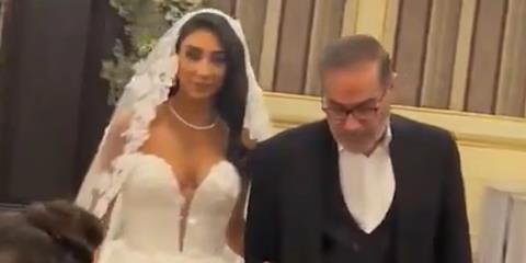 Σκανδάλισαν ο χλιδάτος γάμος και το αποκαλυπτικό νυφικό της κόρης συμβούλου του Χαμενεΐ στο Ιράν