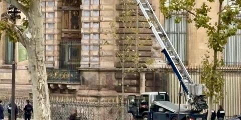 Με μια απλή ηλεκτρική σκάλα μετακόμισης λήστεψαν το Λούβρο-Τεράστια κενά φύλαξης στο μεγαλύτερο μουσείο του κόσμου