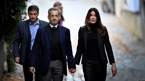 ΒΙΝΤΕΟ: Χέρι χέρι με την Κάρλα Μπρούνι και μέσα σε χειροκροτήματα πήρε τον δρόμο για τη φυλακή ο Σαρκοζί