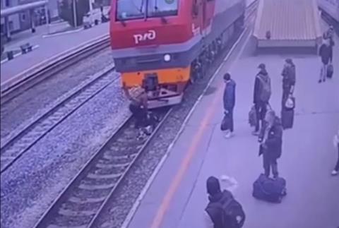 Βίντεο ντοκουμέντο με τη στιγμή που τρένο περνά πάνω από άνδρα χωρίς να τον τραυματίσει