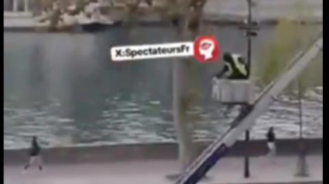 Βίντεο κατέγραψε τους δράστες της ληστείας στο Λούβρο να κατεβαίνουν με γερανό-«Φεύγουν, ήρθε η Αστυνομία»