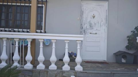 Δίωξη για απόπειρα ανθρωποκτονίας στον 50χρονο που ξυλοκόπησε τη σύζυγό του στο Κορωπί