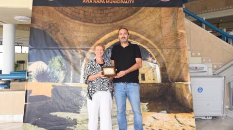 Ελβετίδα τουρίστρια ανακηρύχθηκε «Πρέσβειρα Τουρισμού Αγ. Νάπας»-Επισκέφθηκε 60 φορές την περιοχή