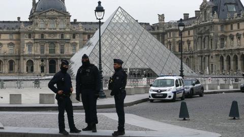 Με ανάλυση βίντεο, παρακολούθηση τηλεφώνων και DNA εντόπισαν τους δύο υπόπτους για τη ληστεία στο Λούβρο