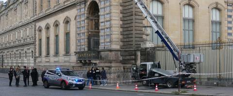 Εκατό ερευνητές αναζητούν τους δράστες και τα κοσμήματα από το Λούβρο-Ποιο είναι το προφίλ των δύο υπόπτων