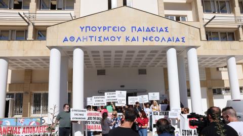 Εκδήλωση διαμαρτυρίας για δικαιώματα παιδιών με αναπηρία έξω από το ΥΠΑΝ-Καταγγελία για αποκλεισμό δύο μαθητών (pics)