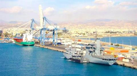 Πυρκαγιά σε εμπορικό πλοίο που μετέφερε σόγια στο Λιμάνι Λάρνακας-Στο νοσοκομείο οδηγός ερπυστριοφόρου