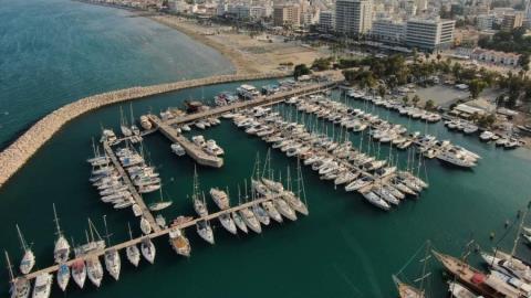 Εργατικό ατύχημα πίσω από τη φωτιά σε πλοίο στο Λιμάνι Λάρνακας-Προληπτική η μεταφορά οδηγού ερπυστριοφόρου στο νοσοκομείο