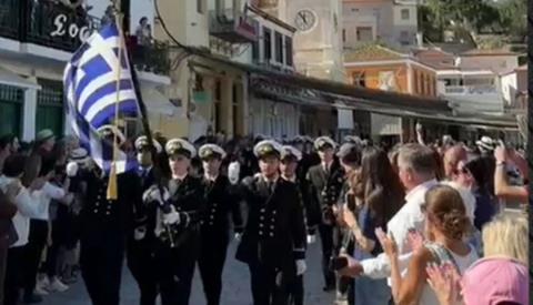 Με κανονιοβολισμούς και κωδωνοκρουσίες η παρέλαση στην Ύδρα