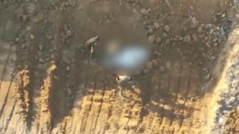 Το βίντεο που εξόργισε τους Ισραηλινούς-Κατηγορούν τη Χαμάς ότι ξέθαψε λείψανα και σχεδίασε «ανακάλυψη» για τον Ερυθρό Σταυρό