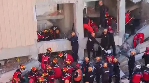 Εγκλωβίστηκε στα συντρίμμια οικογένεια με τρία παιδιά μετά την κατάρρευση επταώροφου κτηρίου στην Τουρκία