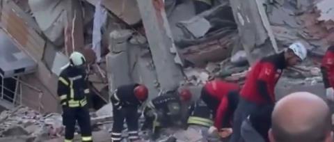 Ανασύρθηκε νεκρός 12χρονος που εγκλωβίστηκε στα συντρίμμια με την οικογένεια του μετά την κατάρρευση κτηρίου στην Τουρκία