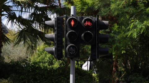 Γυναικείες φιγούρες σε φανάρια διάβασης πεζών σε όλες τις επαρχίες-«Οι γυναίκες συμμετέχουν ενεργά και ισότιμα στη ζωή της πόλης»