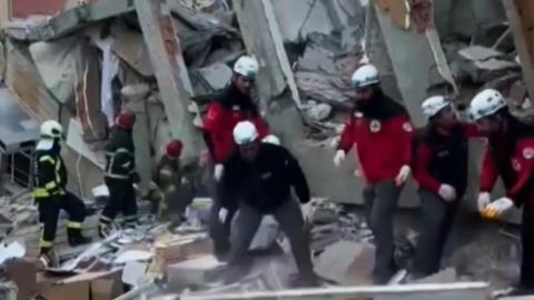 Καρέ καρέ η διάσωση της 18χρονης Ντιλάρα από τα συντρίμμια της πολυκατοικίας στην Τουρκία