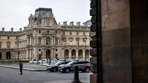 Παραδέχτηκαν «εν μέρει» την εμπλοκή τους για τη ληστεία στο Λούβρο οι δύο συλληφθέντες