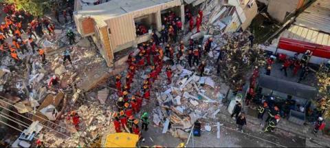 ΒΙΝΤΕΟ: Νεκροί και οι γονείς από την κατάρρευση επταώροφου κτηρίου στην Τουρκία, σώθηκε μόνο η κόρη