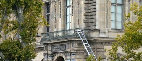 Πέντε νέοι ύποπτοι συνελήφθησαν για τη ληστεία στο Λούβρο-Πώς έφτασαν στα ίχνη τους οι γαλλικές Αρχές