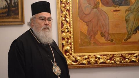 Ο μητροπολίτης Δωδώνης επιτέθηκε σε δάσκαλο στην εκκλησία-«Με τα πουκάμισα έξω ήρθες; Απαράδεκτος, αίσχος»