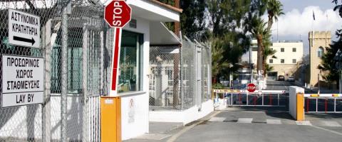 Έτσι έγινε η γκάφα με το... φόρτωμα επισκέπτη με κατάδικους στην κλούβα-Έπρεπε να ήταν έξι, έβαλαν και 7ο που δεν έφερε χειροπέδες