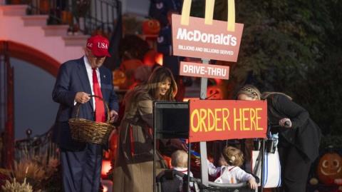 Σόου Τραμπ για το Halloween στον Λευκό Οίκο-Το high 5 με τον «μίνι» σωσία του και η κίνηση που επανέλαβε έξι χρόνια μετά