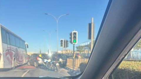 Σύγκρουση τριών οχημάτων παρά το νοσοκομείο Λευκωσίας, ένας τραυματίας-Κυκλοφοριακό χάος στο σημείο (pic)