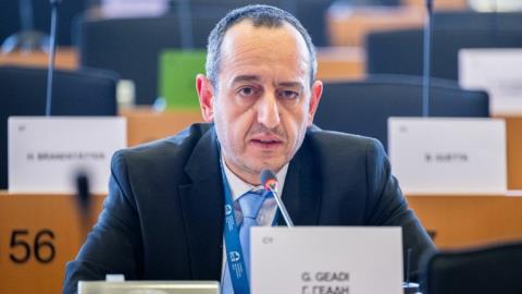 Μετωπική επίθεση Γεάδη σε ΔΗΣΥ και ΑΚΕΛ-Καταγγέλλει παρεμπόδιση να τεθεί στην Ολομέλεια του ΕΚ ψήφισμα κατά της Τουρκίας