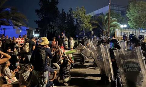 «Ακόμα περιμένουμε την έρευνα της Αστυνομίας για τη βία που ασκήθηκε σε βάρος δημοσιογράφου έξω από το ΥΠΕΞ»