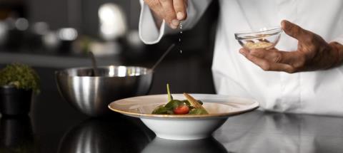 Συνελήφθη γνωστός τηλεοπτικός σεφ στην Ελλάδα για χρέη 350.000 ευρώ προς το Δημόσιο