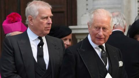 Το παρασκήνιο της ιστορικής απόφασης του Κάρολου να στείλει εξορία τον Άντριου και να του αφαιρέσει όλους τους τίτλους