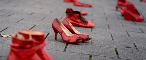 Όταν η γόβα γίνεται σύμβολο κατά της βίας των γυναικών-Μηδαμινές οι ενέργειες για στήριξη των θυμάτων