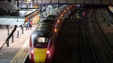 Συναγερμός στη Βρετανία-Δέκα πρόσωπα μαχαιρώθηκαν σε τρένο, δύο συλλήψεις