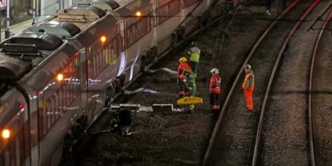 «Υπάρχει ένας τύπος που μαχαιρώνει τους πάντες»-Ψάχνει τα κίνητρα της επίθεσης στο τρένο η Αστυνομία στη Βρετανία