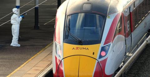 Σε κρίσιμη κατάσταση δύο τραυματίες από τα μαχαιρόματα σε τρένο στο Λονδίνο-«Δεν αντιμετωπίζεται ως τρομοκρατική επίθεση»