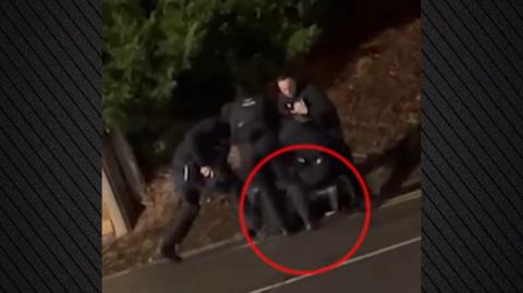 «Σκοτώστε με» φώναζε στους αστυνομικούς ο ύποπτος της επίθεσης στο τρένο στη Βρετανία-Τον ακινητοποίησαν με taser