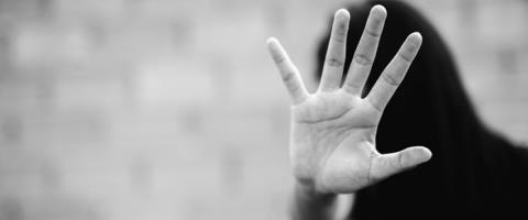 Έλαβαν κατάθεση από ανήλικη που κατήγγειλε σεξουαλική κακοποίηση σε κοινόχρηστο χώρο-Ζητά εξηγήσεις