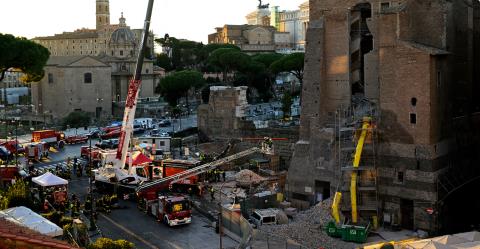 ΒΙΝΤΕΟ: Αγώνας δρόμου για τον εγκλωβισμένο εργάτη μετά την κατάρρευση του πύργου κοντά στο Κολοσσαίο