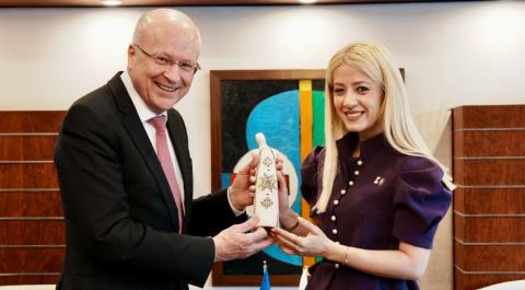 Συζήτησε διεθνείς παραβιάσεις της Τουρκίας και σύλληψη των 5 Ε/κ με τον Πρόεδρο ΔΕΕ η Αννίτα